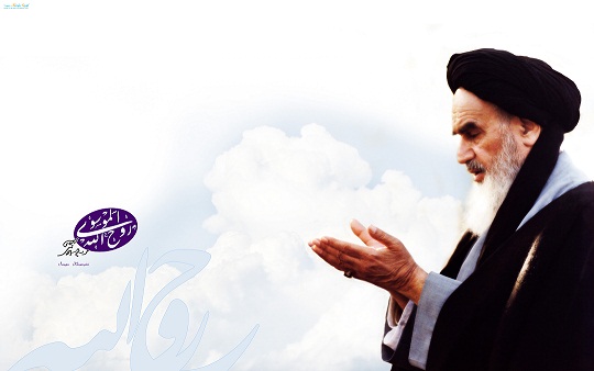 امام خمینی در حال قنوت