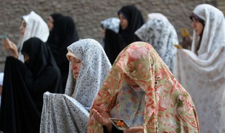 کنار رفتن پوشش زن در نماز