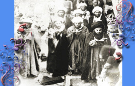 عبدالحسين لاري در حال نماز