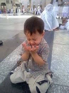 بچه در حال دعا
