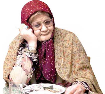 اکبر عبدی در نقش پیر زن