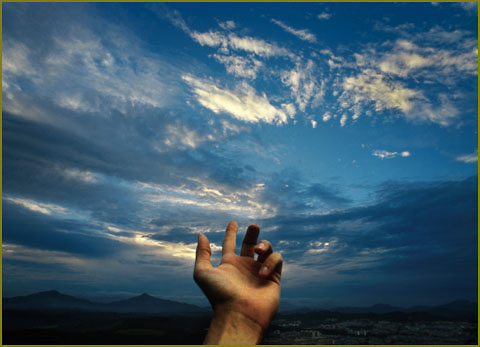 دست دعا بسوی آسمان