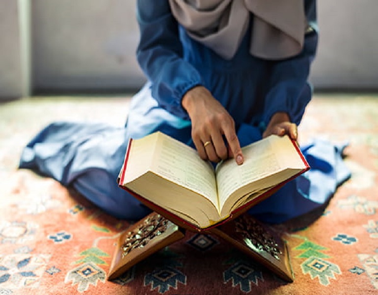  نکوهش نخواندن قرآن