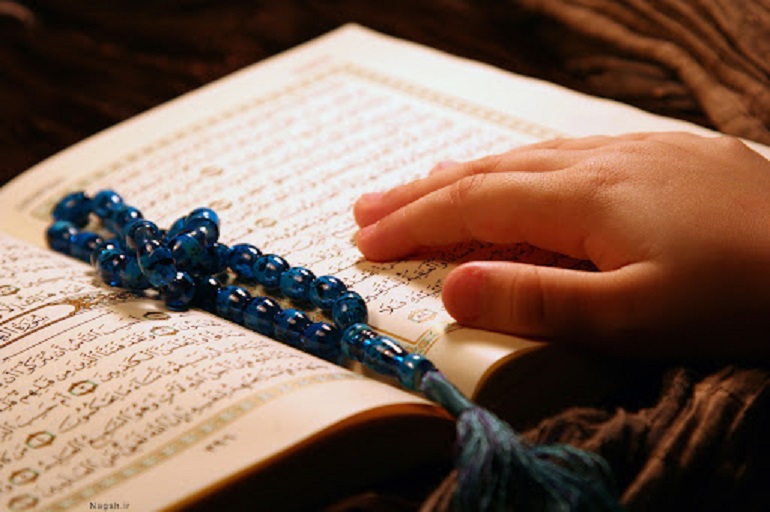 قرائت قرآن بدون عمل به آن مسخره کردن قرآن و کاملا بی‌فایده است؟
