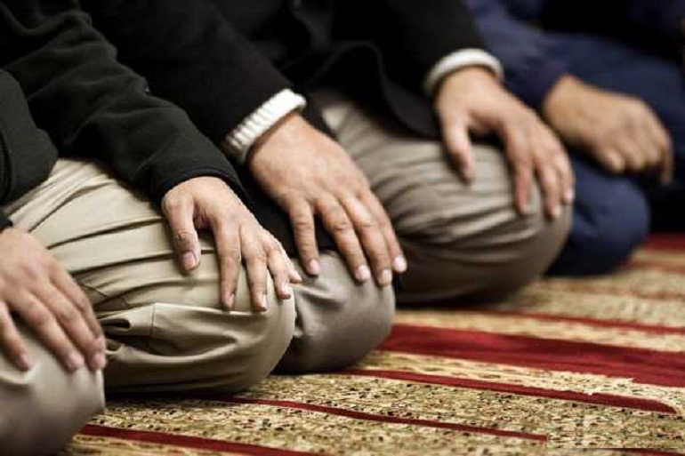 تذکر به کسی که غلط نماز می خواند