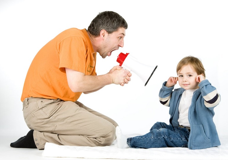 طریقه رفتار با کودک حرف گوش نکن