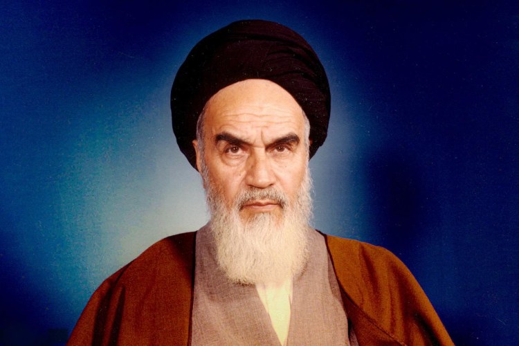 امام خمینی در سال ۱۳۲۲ فجایع سلطنت پهلوی را در کدام کتاب افشا کرد