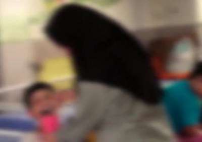 نوازش پسر عقب مانده ذهنی و پوشش در برابر او عقب، مانده، لمس