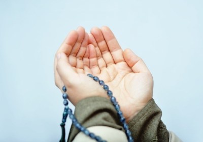 بالا بردن دست‌ها هنگام دعا و توسل به اهل‌بیت(ع)