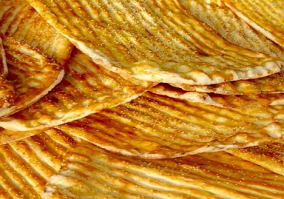 وزن کردن نان در هنگام چانه زدن یا فروش نان