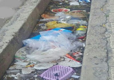 ریختن زباله در جوی آب زباله
