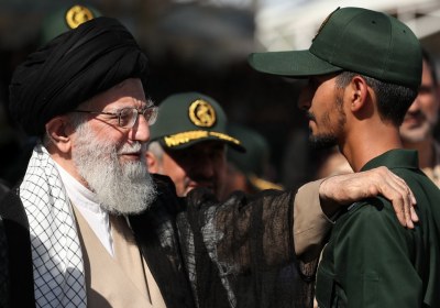 ایستادگی در مقابل دشمن سپاه پاسداران