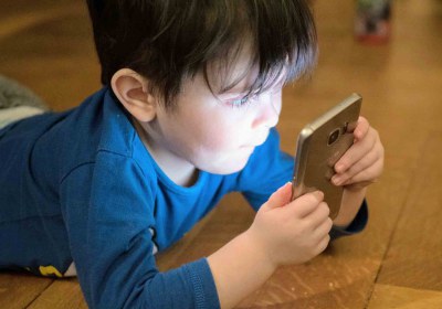 بازی کودک با موبایل