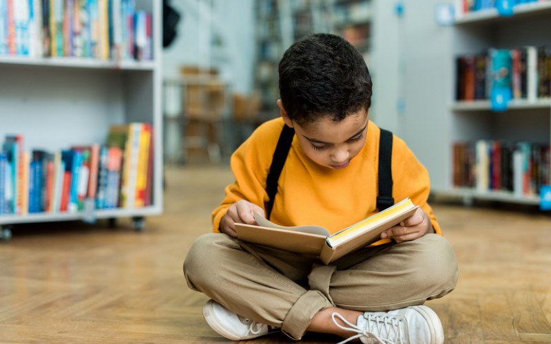 چگونه کودکان را به کتاب خواندن علاقه مند کنیم