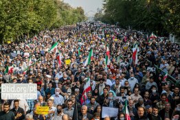 Os residentes de Teerã marcham contra a ataque terrorista