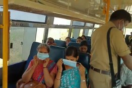 توزیع ماسک بین مسافران توسط راننده اتوبوس