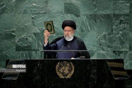 لحظه به دست گرفتن قرآن توسط رئیسی در سازمان ملل